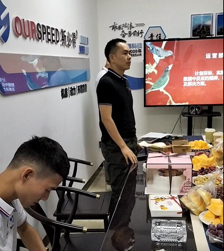 草莓视频APP污污科技召开9月份总结会暨生日会