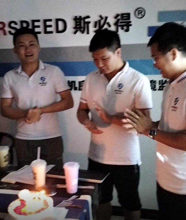 草莓视频APP污污科技召开9月份总结会暨生日会